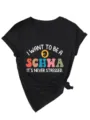Nahaufnahme des schwarzen V-Ausschnitt T-Shirts mit witzigem Schwa-Druck und Seitenknoten. - S / Oberteile / Schwarz