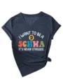 Nahaufnahme Detail des witzigen Linguistik Schwa Spruchs auf dunklem V-Ausschnitt Sommer Shirt. - S / Oberteile / Marineblau