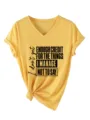 Λεπτομέλεια κίτρινου t-shirt λαιμόκοψη V κοντομάνικο με σύνθημα και κόμπο στο τελείωμα. - S / Tops / Κίτρινο