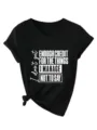 Λεπτομερής όψη του μαύρου κοντομάνικου t-shirt με V λαιμόκοψη και τυπωμένο κείμενο. - S / Tops / Μαύρο