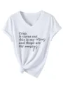 Λεπτομέρεια κοντινού πλάνου λευκού T-shirt με V-neck και κοντό μανίκι με αστείο τύπωμα και κόμπο. - S / Tops / Λευκό
