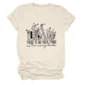 Detail van het stijlvolle beige korte mouwen t-shirt met mooie boeken en bloemen. - S / Tops / Zand (Zwarte Letters Kleurenafbeelding)