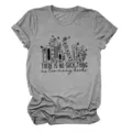 Detailopname van het grijze t-shirt met korte mouwen, een boekenprint en een mooi citaat. - S / Tops / Donkergrijs (Zwarte Letters Kleurenafbeelding)