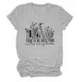 Casual grijs T-shirt met korte mouwen en boekgrafische print, comfortabele katoenmix top. - S / Tops / Lichtgrijs (Kleurenafbeelding met zwarte tekst)