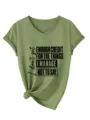 Λεπτομερής εικόνα κομψού γυναικείου t-shirt με V λαιμόκοψη και τύπωμα στάσης ζωής. - S / Tops / Λαδί