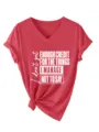 Λεπτομερής κοντινή λήψη κόκκινου t-shirt με V λαιμόκοψη και εκτύπωση αστείου κειμένου. - S / Tops / Κόκκινο