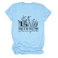 Lichtblauw korte mouw t-shirt detail met boekenstapel grafisch en citaat print, casual top. - S / Tops / Lichtblauw (Zwarte Tekst)