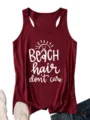 Vista detallada de la camiseta de tirantes de verano burdeos con estampado de playa. - Burdeos