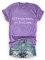 Vista dettagliata della t-shirt casual a maniche corte viola con stampa slogan. - Viola (Grafica Bianca)