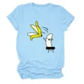Casual γαλάζιο κοντομάνικο t-shirt με αστείο σχέδιο cartoon μπανάνας για καθημερινή χρήση. - S / Tops / Ανοιχτό μπλε