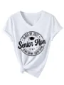 Γυναικείο κοντομάνικο t-shirt V-neck, εκτύπωση senior mom 2027, casual καλοκαιρινό τοπ. - S / Tops / Λευκό (Μαύρη Γραμματοσειρά)