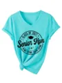 Γυναικείο casual T-shirt με V λαιμόκοψη και κοντό μανίκι με εκτύπωση αποφοίτησης 2027. - S / Tops / Βαθύ Μπλε του Νερού (Μαύρη Γραμματοσειρά)