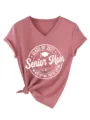 Κομψό γυναικείο T-shirt με V-neck και κοντό μανίκι με όμορφο τύπωμα αποφοίτησης 2027. - Ροζ Χρυσό (Λευκή Γραμματοσειρά)