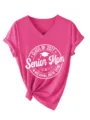 Ροζ Γυναικείο T-Shirt V-Neck Κοντομάνικο Τάξης 2027 Senior Mom Αποφοίτησης Casual Top! - Τριανταφυλλί (Λευκή Γραμματοσειρά)