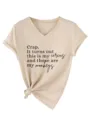 Λεπτομέρεια close-up του casual T-shirt με λαιμόκοψη V και αστείο τυπωμένο απόφθεγμα. - S / Tops / Χρώμα της Άμμου
