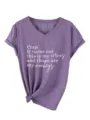 Vue rapprochée du t-shirt violet à col V et manches courtes avec détail de texte drôle. - Violet