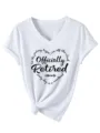 Detailgezicht van het witte V-hals t-shirt met pensioen citaat en opgerolde mouwen. - S / Tops / Wit
