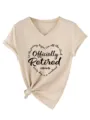 Gedetailleerd overzicht van beige V-hals T-shirt met korte mouw, knoop en opdruk. - S / Tops / Zandkleur