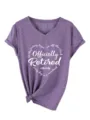 Casual V-hals dames t-shirt met officieel met pensioen print en stijlvolle knoopzoom. - Paars