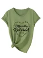 Olijfgroen V-hals t-shirt met korte mouwen, opdruk op de borst en geknoopt zoomdetail. - Olijfgroen