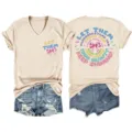 Maglietta grafica casual a maniche corte con scollo a V e dettagli di pantaloncini in denim. - Taglia S / Top / Colore sabbia