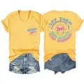 Maglietta casual da donna gialla con scollo a V e stampa motivazionale con pantaloncini di jeans. - Taglia S / Top / Giallo