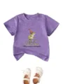 Gros plan sur le t-shirt violet avec motif de grenouille et chaussures assorties pour enfants. - Violet