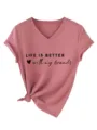 Close-up detail van dames grafisch V-hals t-shirt met stijlvolle knoopzoom ontwerp. - S / Tops / Rozegoud (Zwart Lettertype)