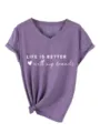 Dames paarse v-hals korte mouw t-shirt met familie slogan grafisch en geknoopt zoom casual top - S / Tops / Paars