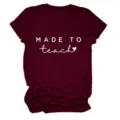 Vrouwen Bordeaux Korte Mouw T-Shirt Casual Ronde Hals Top met Leuke Letter Print - S / Tops / Rozegoud (Wit Lettertype)
