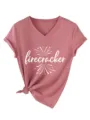 Detalle en primer plano de la camiseta rosa con cuello en V y estampado gráfico de fuegos. - Oro Rosa (Fuente Blanca)