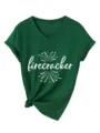 Vista detallada de la camiseta verde oscura de manga corta con cuello en V y estampado festivo. - Verde Retro (Fuente Blanca)