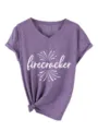 Camiseta morada de manga corta con cuello en V, estampado frontal y nudo en el dobladillo. - Púrpura (Fuente Blanca)