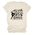 Λεπτομερής λήψη του μπεζ κονtoμανικου t-shirt με τύπωμα χορού στο μπροστινό μέρος. - S / Tops / Χρώμα της Άμμου