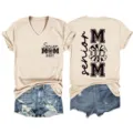 Damen lässiges V-Ausschnitt Kurzarm T-Shirt mit Senior Mom 2027 Print, bequeme Alltagskleidung. - S / Oberteile / Sandfarben