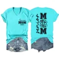 Türkisfarbenes Damen V-Ausschnitt Kurzarm T-Shirt mit Senior MOM 2027 Druck und Jeansshorts. - S / Oberteile / Tiefwasserblau