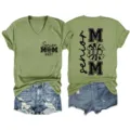 Olivengrünes V-Ausschnitt Kurzarm-T-Shirt mit Senior Mom 2027 Print und Jeansshorts-Set. - S / Oberteile / Olivgrün