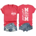 Modisches Senior Mom 2027 Kurzarm V-Ausschnitt rotes T-Shirt mit Jeansshorts Detailansicht. - S / Oberteile / Rot