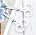 Pequeñas tijeras artesanales de acero inoxidable con mangos blancos ergonómicos, portátiles. - Tijeras