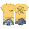 Gelbes Damen V-Ausschnitt Kurzarm T-Shirt mit Aufdruck und kurzen ausgefransten Jeansshorts. - S / Oberteile / Gelb