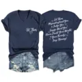 Detailansicht des dunkelblauen V-Ausschnitt Grafik-T-Shirts mit inspirierendem Zitatdruck hinten. - S / Oberteile / Marineblau