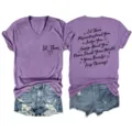 Lässiges Damen V-Ausschnitt Kurzarm T-Shirt mit inspirierendem Buchstaben-Print und Passform. - S / Oberteile / Lila