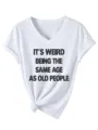 Λεπτομερής κοντινή όψη του άνετου casual λευκού t-shirt με V λαιμόκοψη και τύπωμα σλόγκαν. - S / Tops / Λευκό