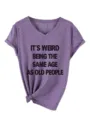 Casual γυναικείο μωβ T-shirt με V λαιμόκοψη, κοντό μανίκι και αστεία εκτύπωση κειμένου. - Μοβ (Μαύρο Τύπωμα)