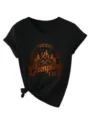 Primer plano de camiseta de mujer con cuello en V y manga corta con estampado camping y nudo. - Negro