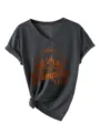 Vista detallada de la camiseta gris oscura de manga corta con cuello en V y estampado. - Gris Jaspeado Negro