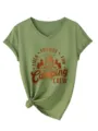 Vista de cerca de la camiseta verde oliva con cuello en V y manga corta con gráfico de acampada. - Verde oliva