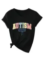 Gedetailleerd close-up van zwart T-shirt met V-hals en korte mouwen met opdruk. - S / Tops / Zwart