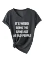 Λεπτομερής όψη γυναικείου t-shirt με V λαιμόκοψη, κοντό μανίκι και αστείο κείμενο. - Γκρι Μελανζέ (Λευκό Τύπωμα)