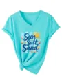 Nahaufnahme des türkisblauen V-Ausschnitt T-Shirts mit Strandgrafik und Knotensaum. - S / Oberteile / Tiefwasserblau (3812)